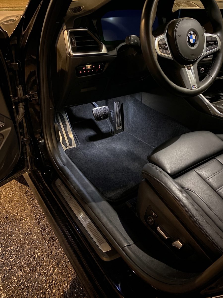 De noche, tu coche por dentro es una mancha negra