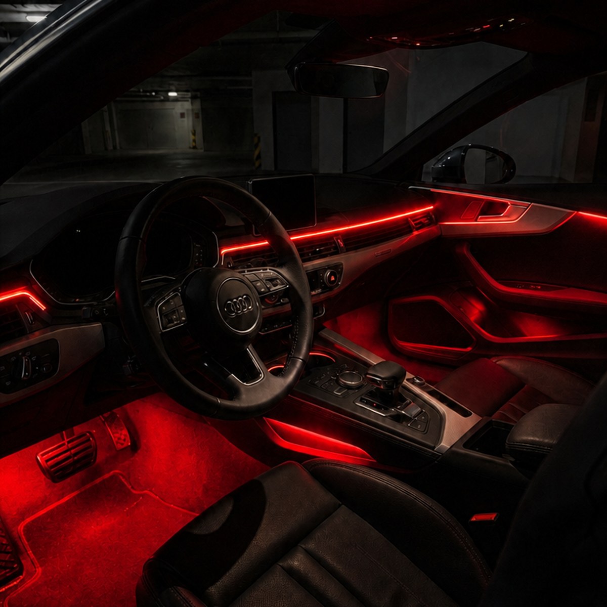 Interior de coche de noche con luces de ambiente LED rojas en salpicadero y puertas