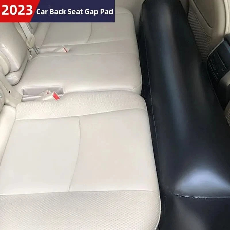 Cojin negro instalado en el asiento trasero de un coche real
