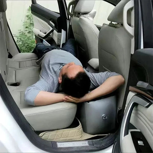 Hombre tumbado del todo en el asiento trasero con el cojin rellenando el hueco