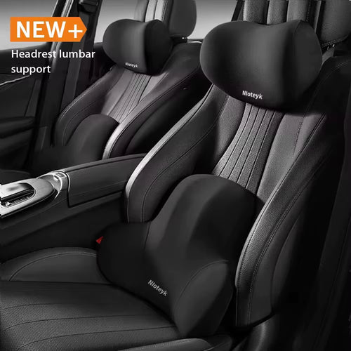 Cojin de cuello y cojin lumbar colocados en el asiento del coche