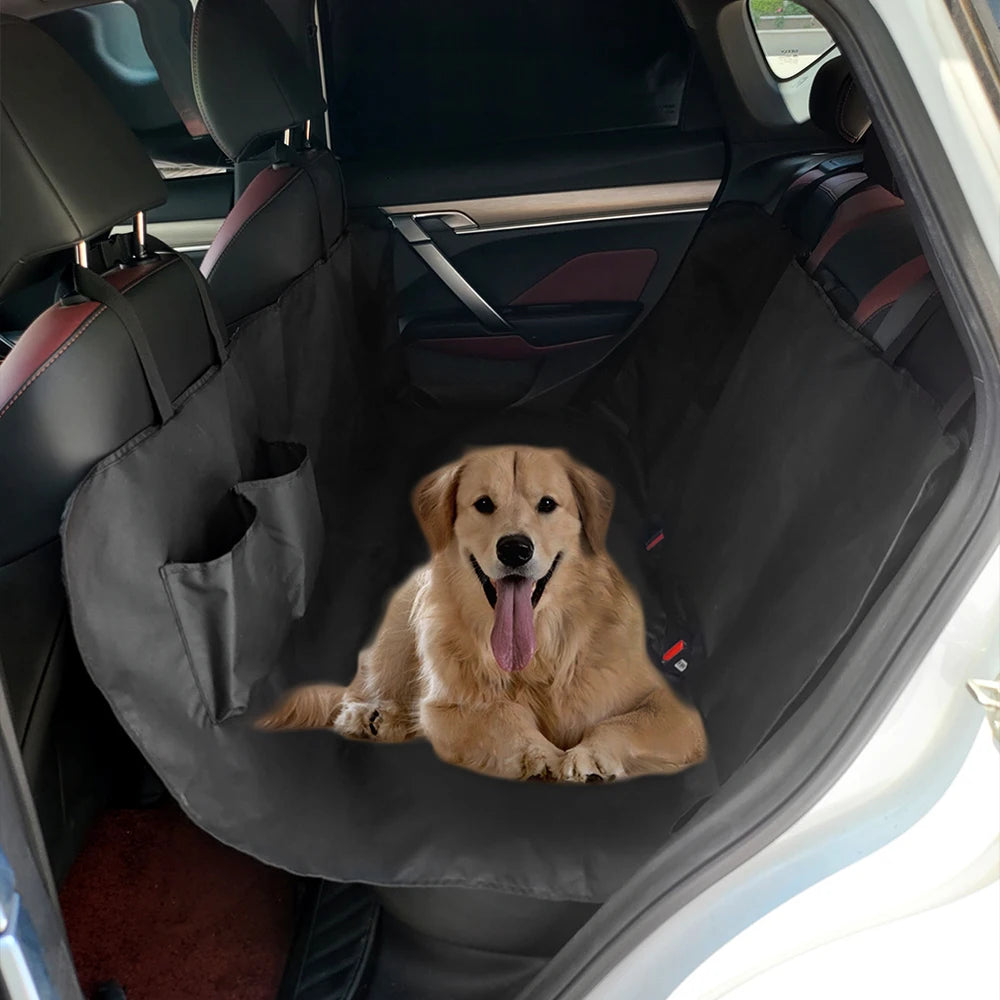 Perro tumbado en la funda en modo hamaca cubriendo el hueco de los pies