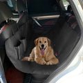 Perro tumbado en la funda impermeable del asiento trasero incluida en el pack
