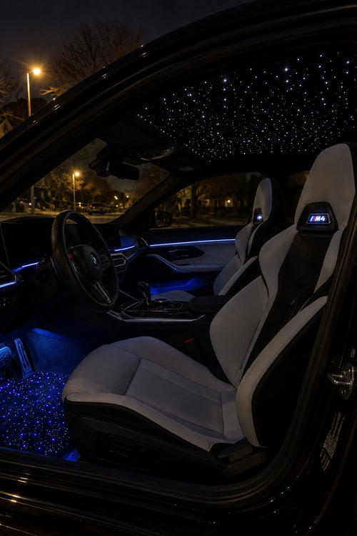 BMW M4 de noche con cielo estrellado en el techo, alfombrillas de cielo estrellado y luces de ambiente encendidas