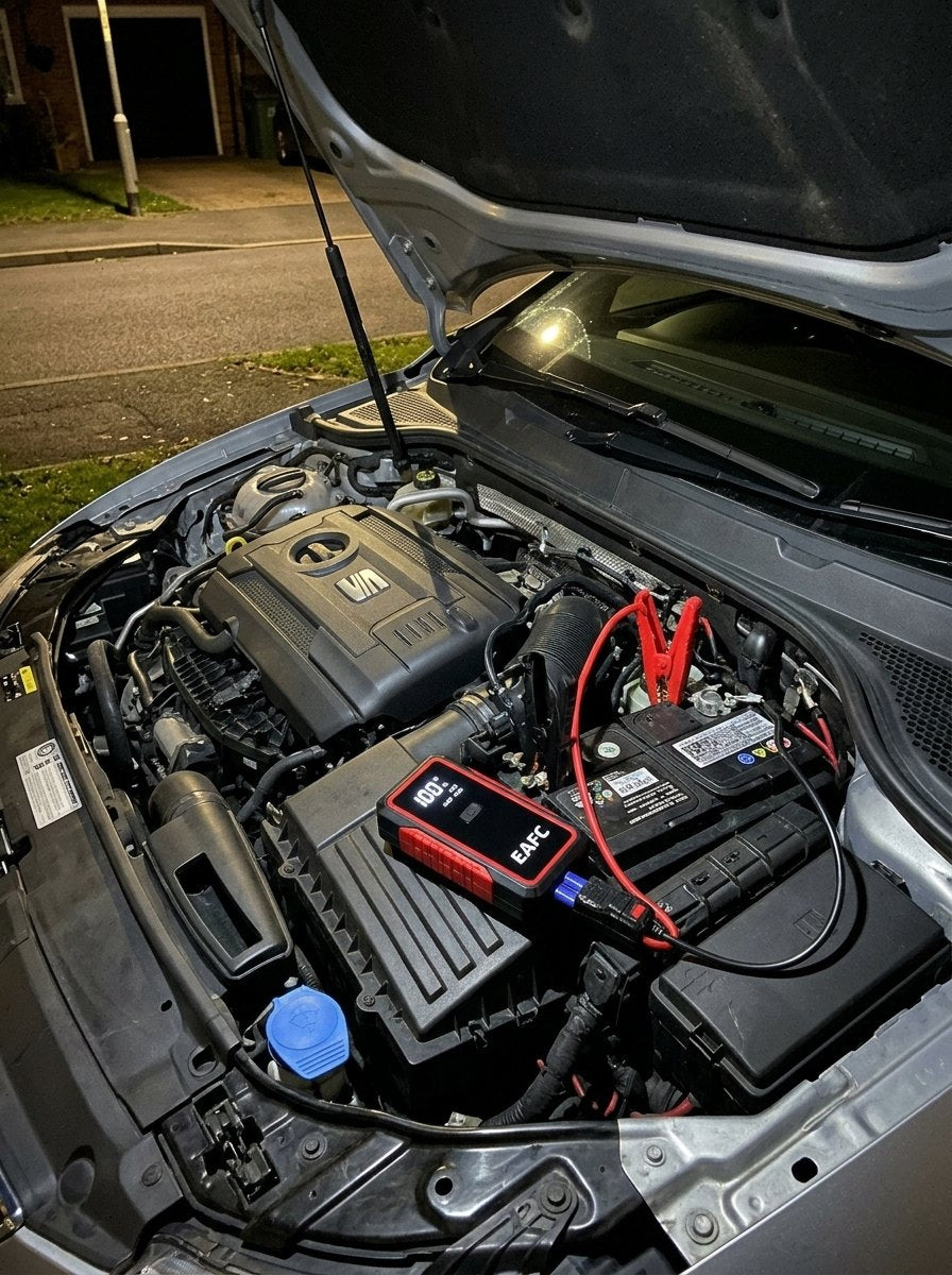 Arrancador de batería conectado al motor de un coche
