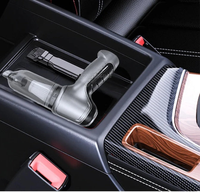 Aspiradora guardada en el reposabrazos del coche — tamaño compacto