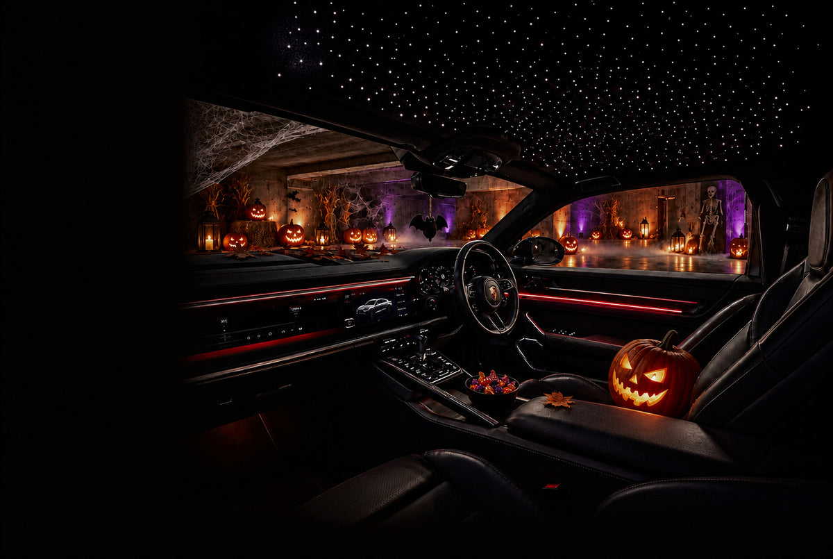 Interior de Porsche con cielo estrellado y decoración de Halloween