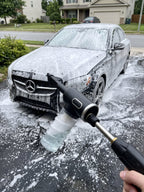Coche cubierto de espuma con el cañón de espuma