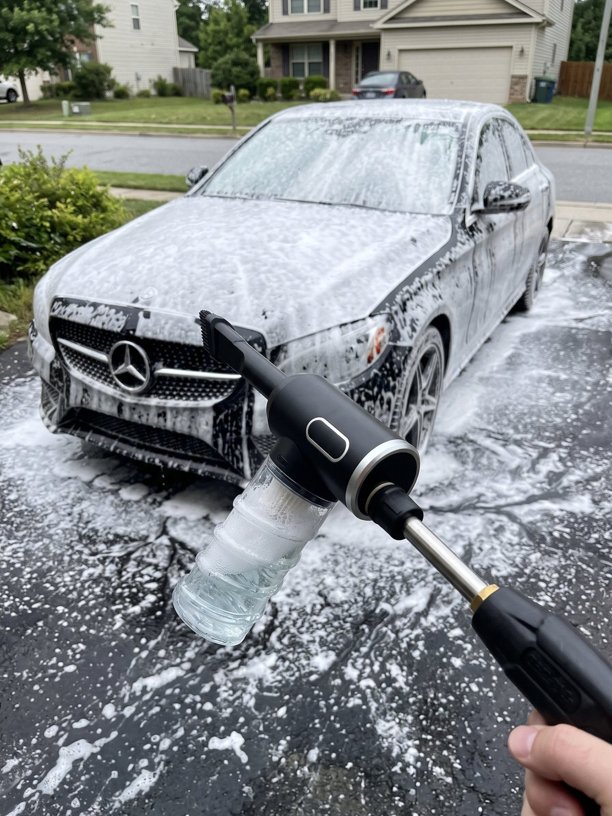 Coche cubierto de espuma con el cañón de espuma