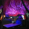 Fibra optica del kit iluminada en morado dentro del coche antes de esconderla en el techo
