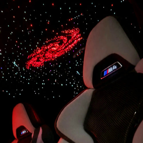 Cielo estrellado de fibra óptica en rojo con galaxia en el techo de un BMW M4 de noche