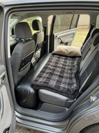 Cojín hinchable que convierte el asiento trasero en una cama
