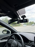 Dashcam 4K instalada detrás del retrovisor