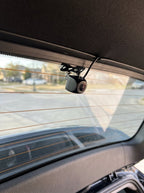 Cámara trasera de la dashcam en la luna trasera