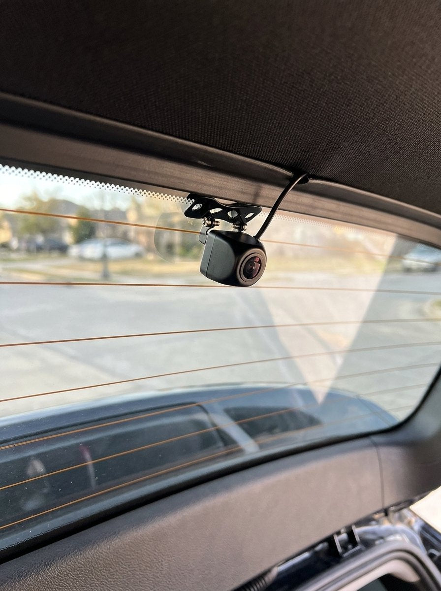 Cámara trasera de la dashcam en la luna trasera