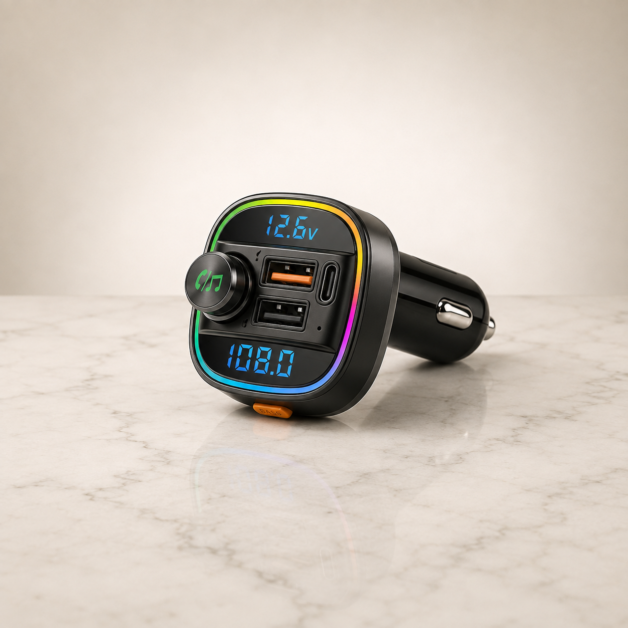 Cargador FM Bluetooth para coche con USB-C PD sobre mármol claro