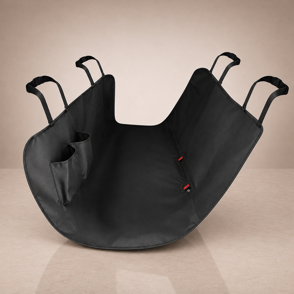 Funda impermeable para el asiento trasero para perros sobre mármol claro