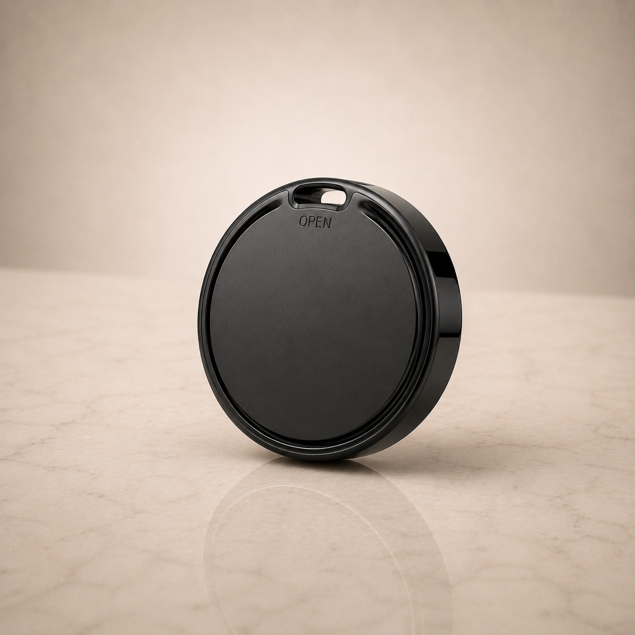 Localizador Bluetooth dual para llaves y coche sobre mármol claro