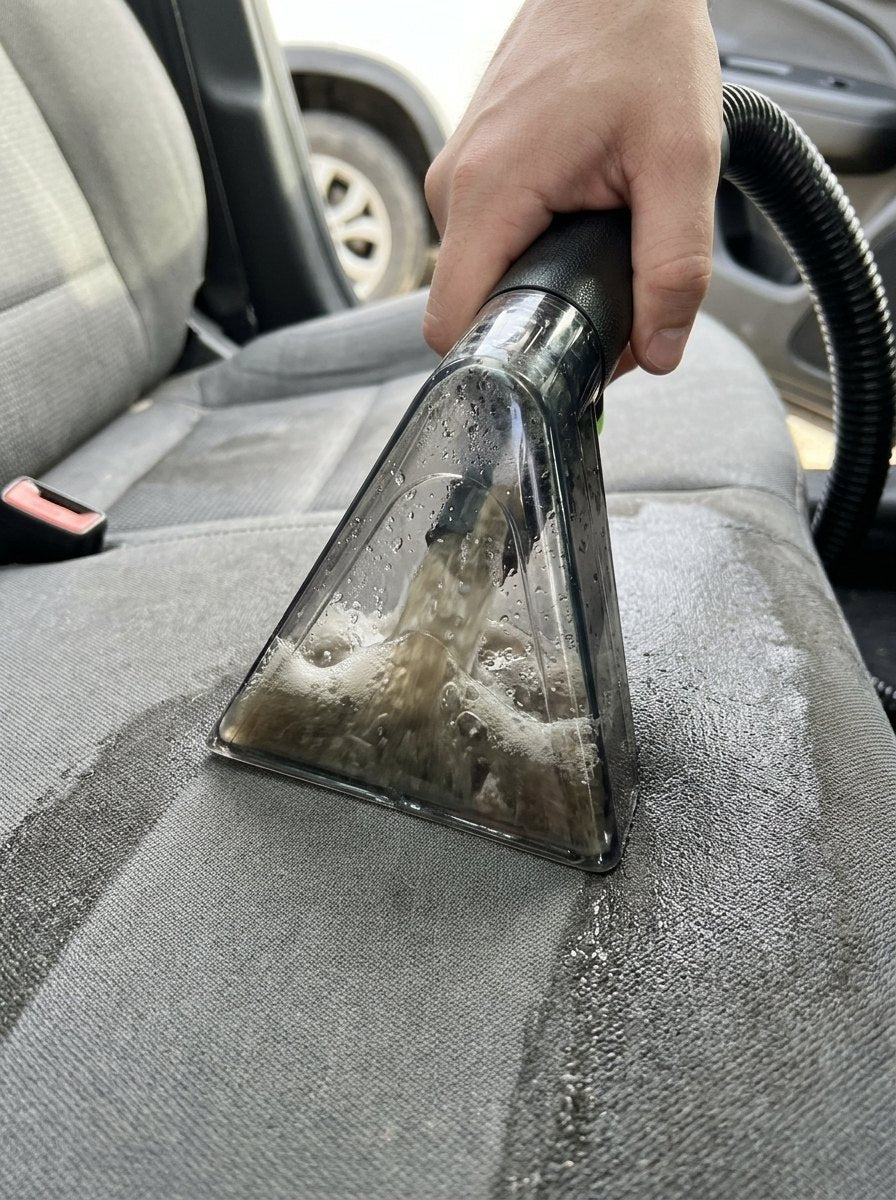 Limpiatapicerías extrayendo una mancha del asiento