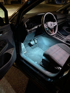 Luces de pies encendidas en azul hielo