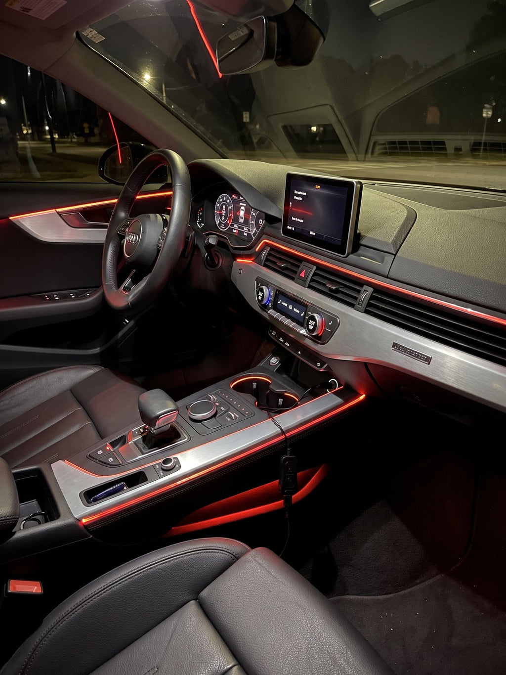 Luz de ambiente USB en rojo en el salpicadero de un Audi A4