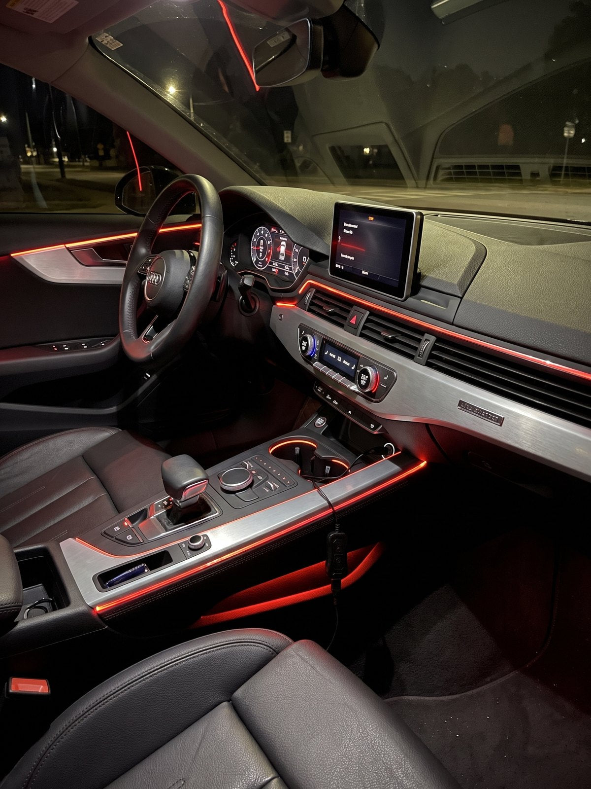 Luz de ambiente USB en rojo en el salpicadero de un Audi A4