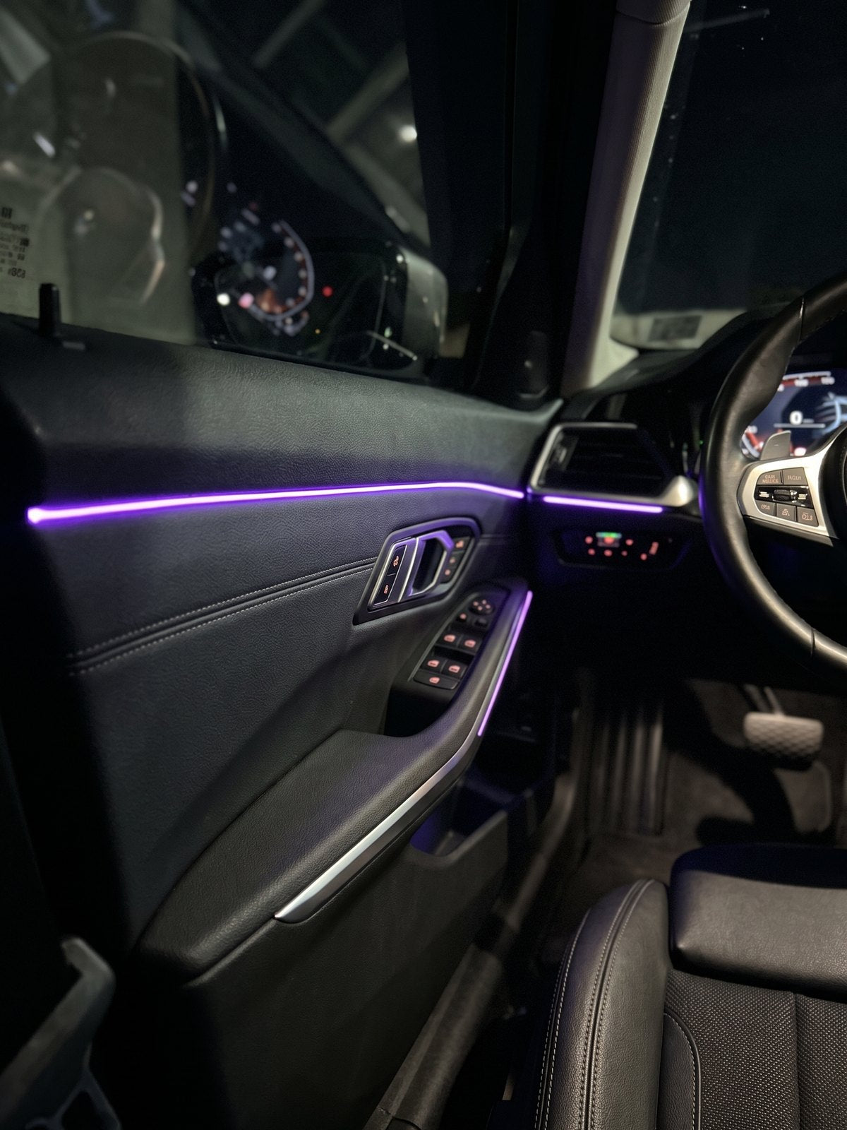 Luz de ambiente USB en violeta en la puerta de un BMW Serie 3