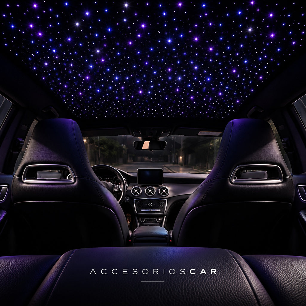 Cielo estrellado de fibra óptica en violeta y azul en el techo de un Mercedes, visto desde el asiento trasero