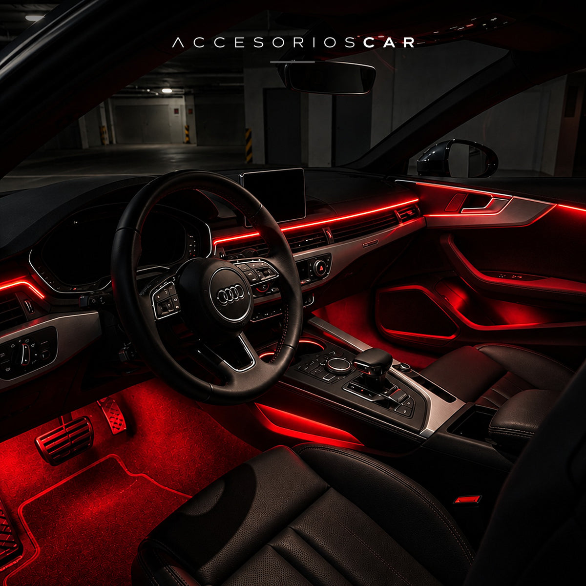Interior de un Audi A5 de noche con las luces de ambiente de 18 zonas en rojo en salpicadero, puertas, consola y pies