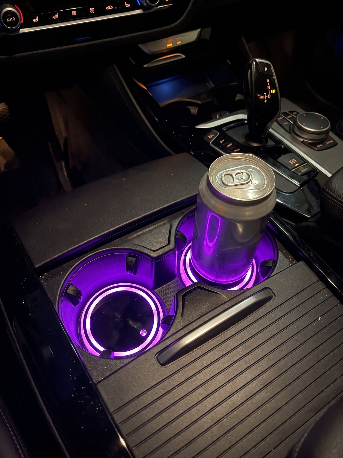 Posavasos LED en morado en la consola de un BMW X3