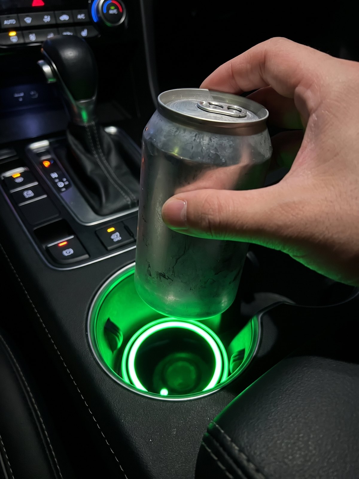 Posavasos LED que se enciende en verde al poner una lata