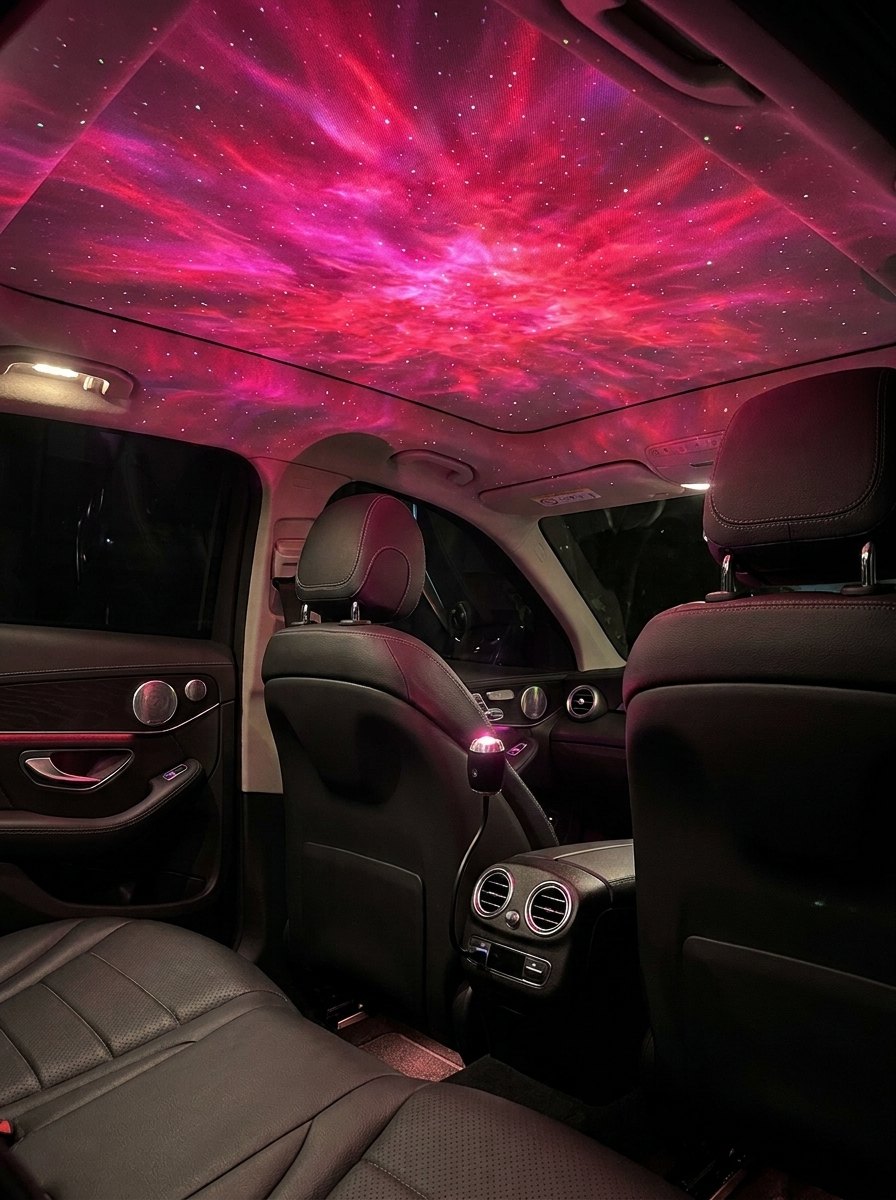Nebulosa roja proyectada en el techo de un Mercedes GLC