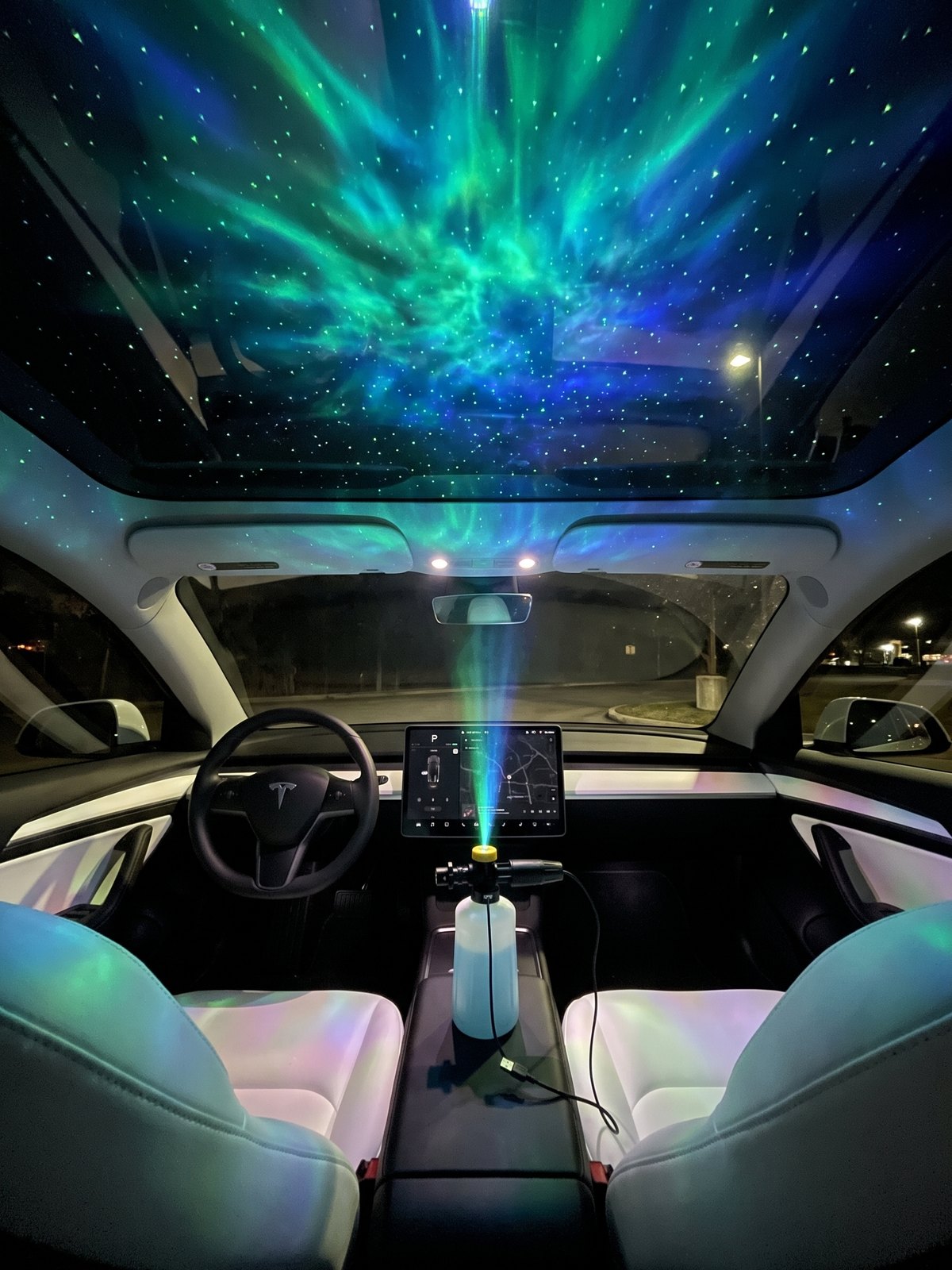 Proyector galaxia USB llenando el techo del coche de estrellas