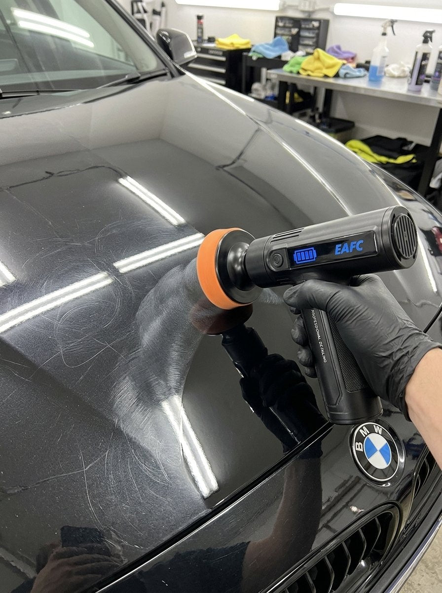 Pulidora de mano inalámbrica puliendo el capó de un BMW