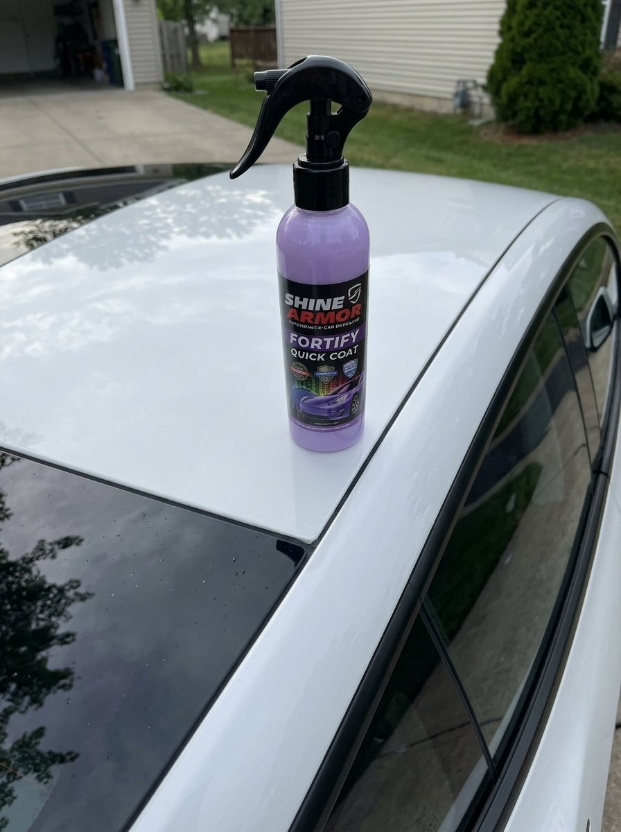 SHINE Fortify sobre el techo brillante de un coche blanco