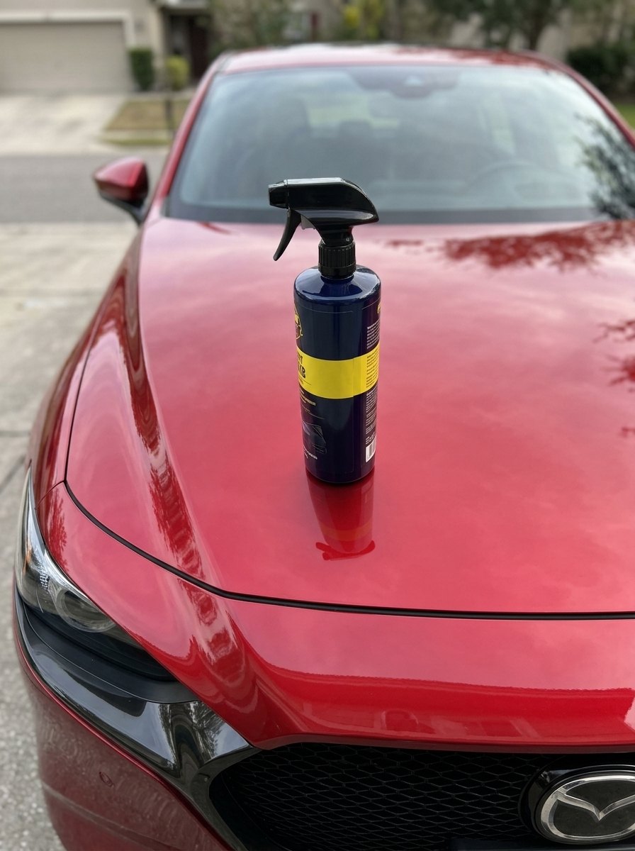 Shineguard sobre el capó brillante de un coche rojo